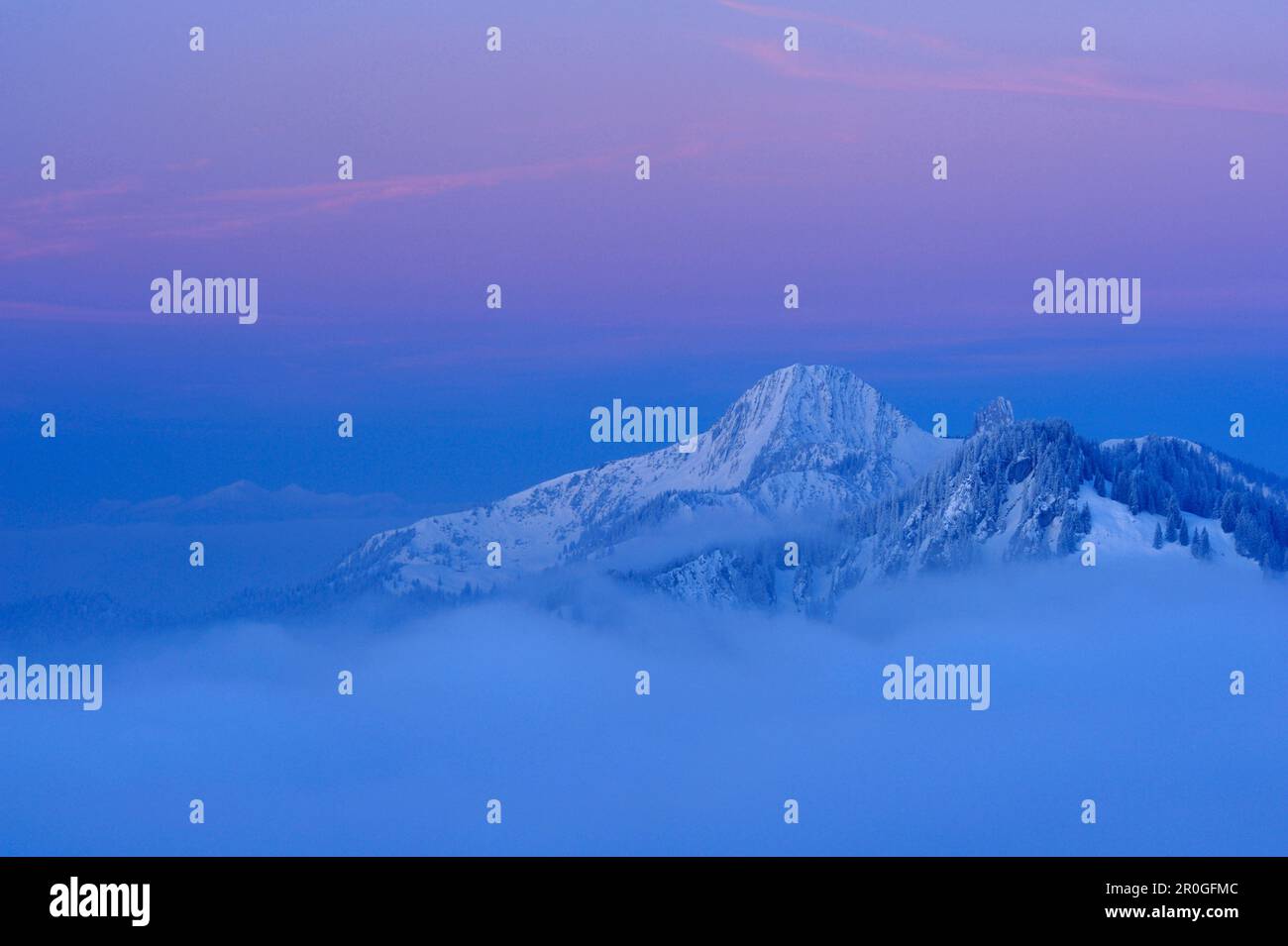 Risserkogel et Plankenstein au-dessus d'une mer de nuages, pré-Alpes bavaroises, chaîne de montagnes des Alpes bavaroises, haute-Bavière, Bavière, Allemagne Banque D'Images