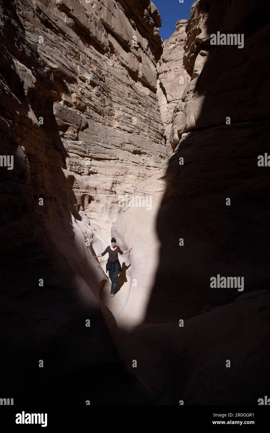 Femme au canyon coloré, péninsule du Sinaï, Égypte, Afrique Banque D'Images