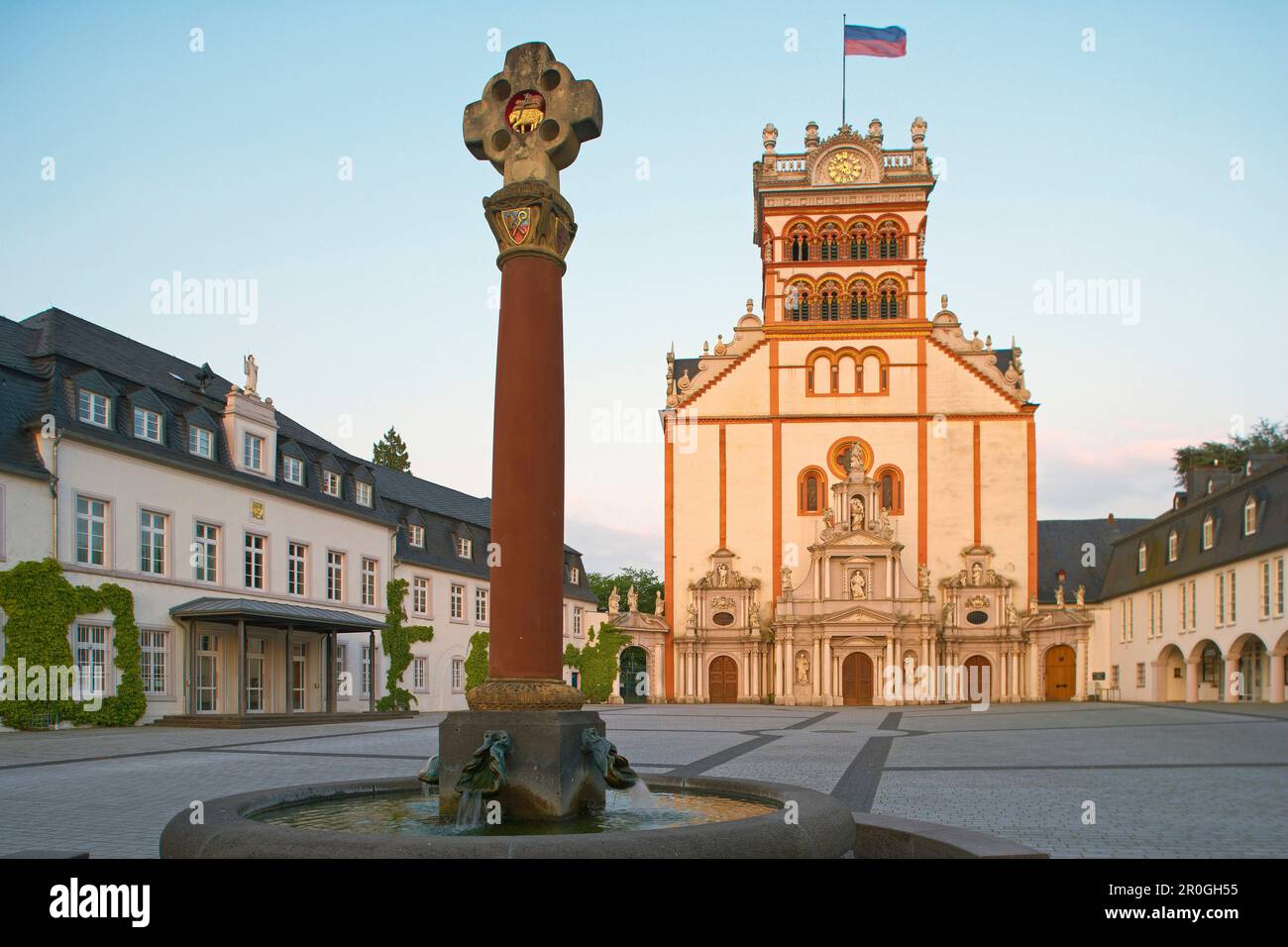 Fontaine avec Pacelli Cross, St. Abbaye de Matthias, Trèves, Rhénanie-Palatinat, Allemagne Banque D'Images