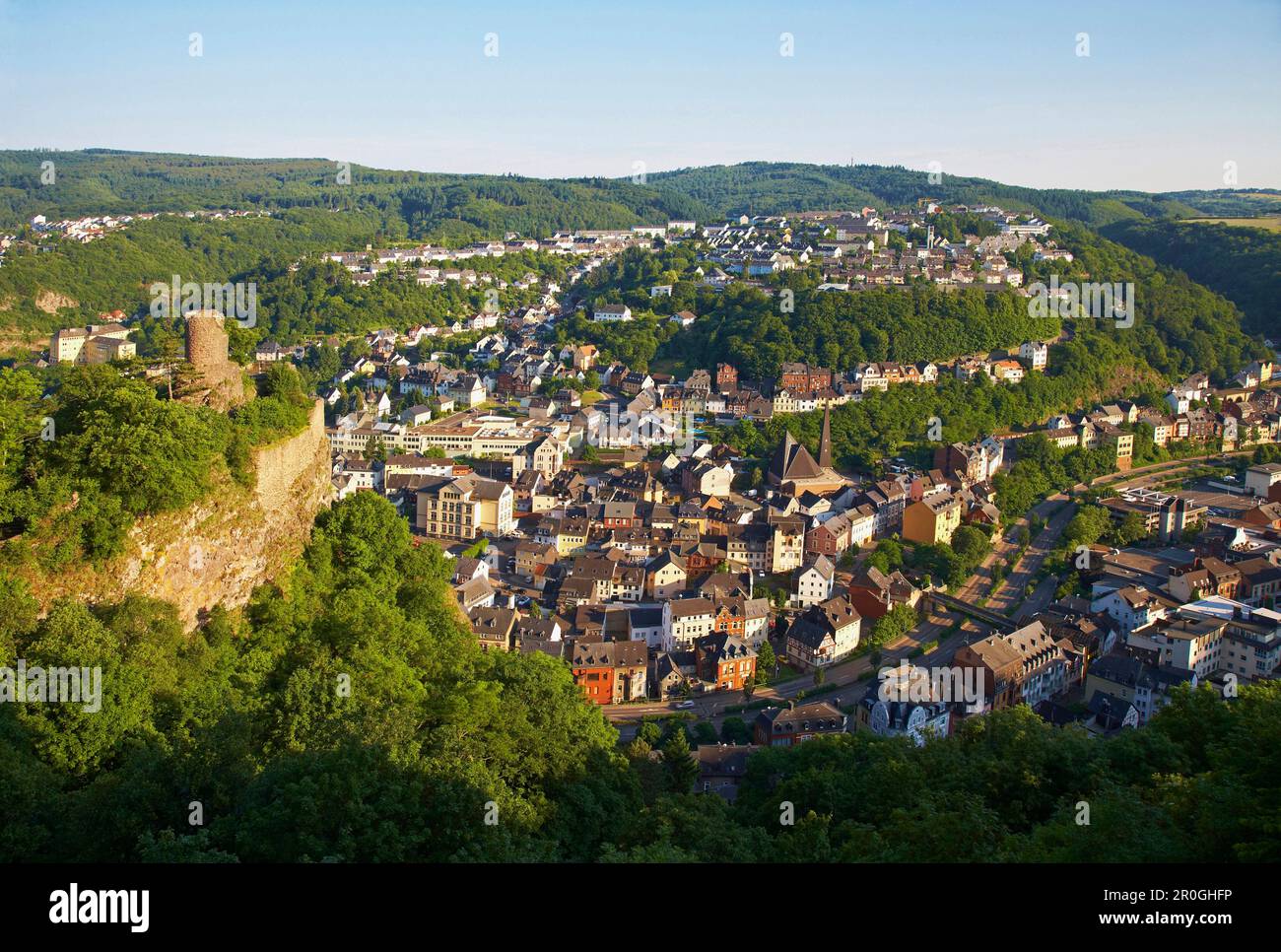 Vue sur le château de Bosselstein et Idar-Oberstein, Hunsrueck, Rhénanie-Palatinat, Allemagne Banque D'Images