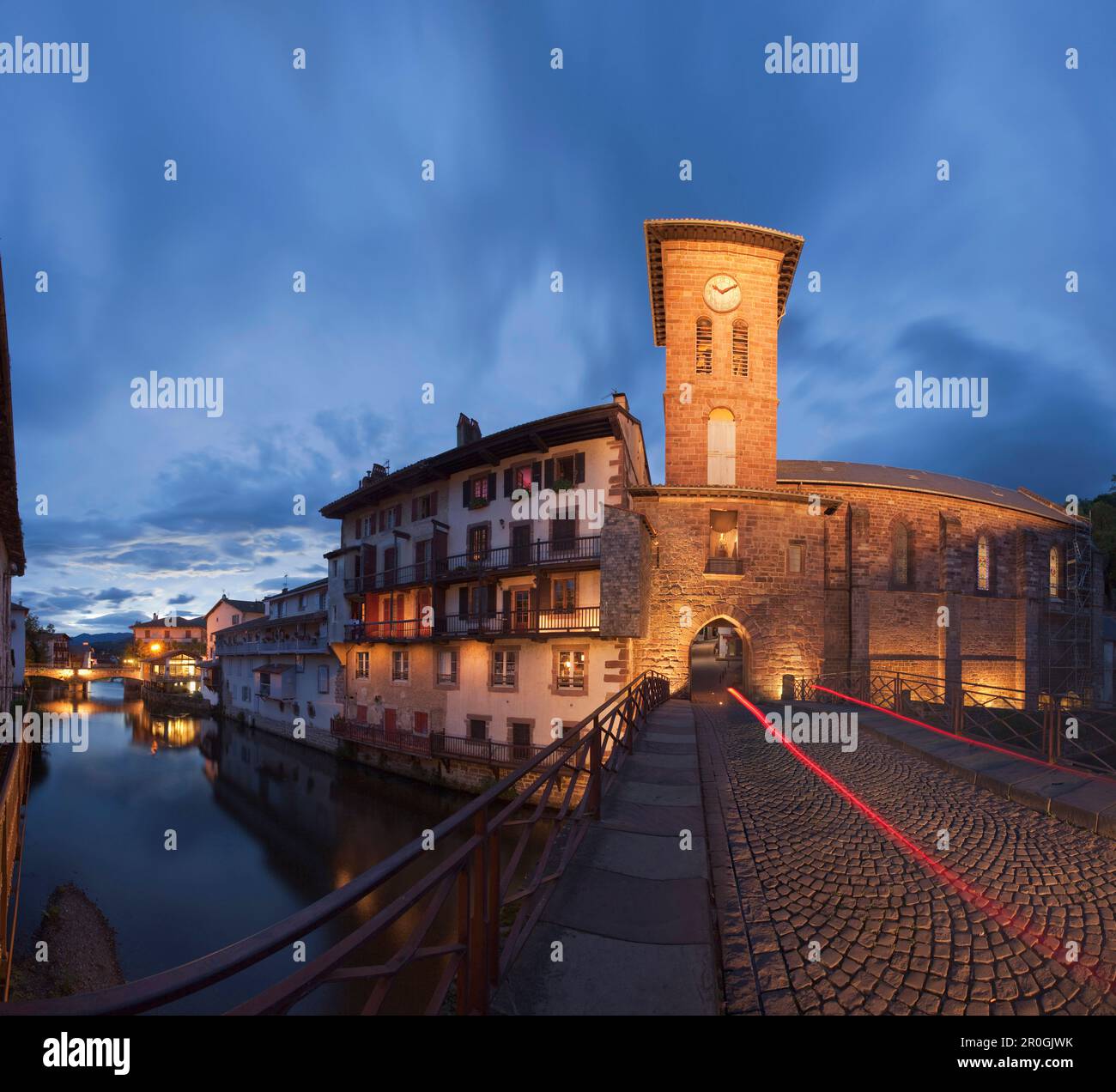 Notre Dame du bout du Pont dans la soirée, Saint-Jean-pied-de-Port, Pyrénées Atlantiques, Aquitaine, France Banque D'Images