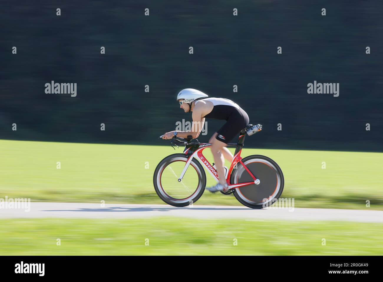 Cycliste masculin avec roue à disque sur la route près de Munsing, haute-Bavière, Allemagne Banque D'Images