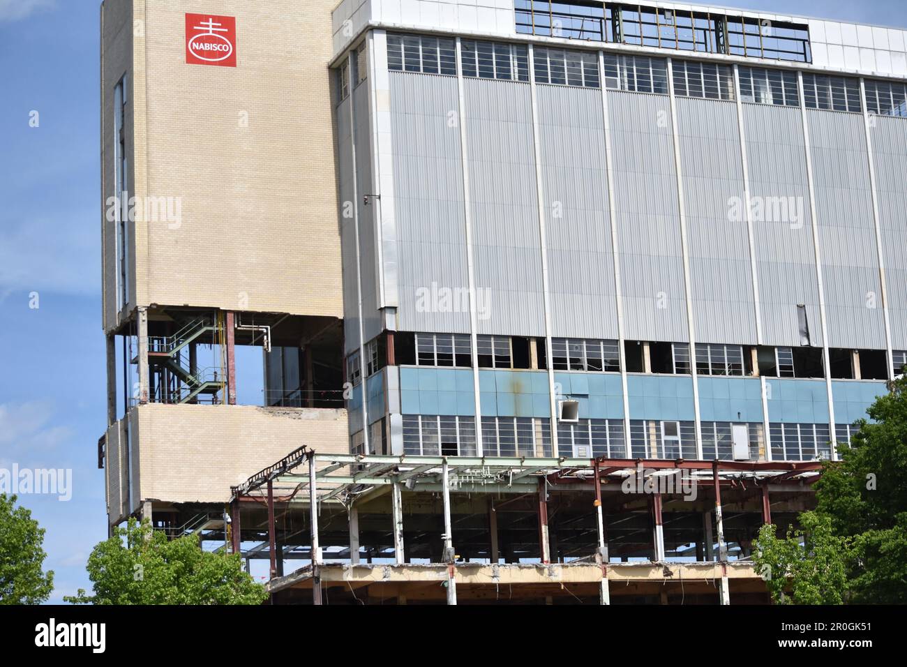 Vue extérieure du bâtiment Nabisco suite à l'annonce de l'annulation de l'implosion. Le développement grec annule l'implosion de l'ancienne tour Nabisco à Fair Lawn. «Après un dialogue approfondi avec les communautés et les entreprises locales, Greek Development a pris la décision de ne pas imploser la partie restante de la tour Nabisco. Nous utiliserons une autre méthode de démolition qui n'inclut pas l'utilisation d'explosifs. La propriété se met en train d'entreprendre le temps et les dépenses supplémentaires pour assurer le bien-être et la tranquillité d'esprit des résidents environnants. » Développement grec Banque D'Images Vue extérieure du bâtiment Nabisco suite à l'annonce de l'annulation de l'implosion. Le développement grec annule l'implosion de l'ancienne tour Nabisco à Fair Lawn. «Après un dialogue approfondi avec les communautés et les entreprises locales, Greek Development a pris la décision de ne pas imploser la partie restante de la tour Nabisco. Nous utiliserons une autre méthode de démolition qui n'inclut pas l'utilisation d'explosifs. La propriété se met en train d'entreprendre le temps et les dépenses supplémentaires pour assurer le bien-être et la tranquillité d'esprit des résidents environnants. » Développement grec Banque D'Images