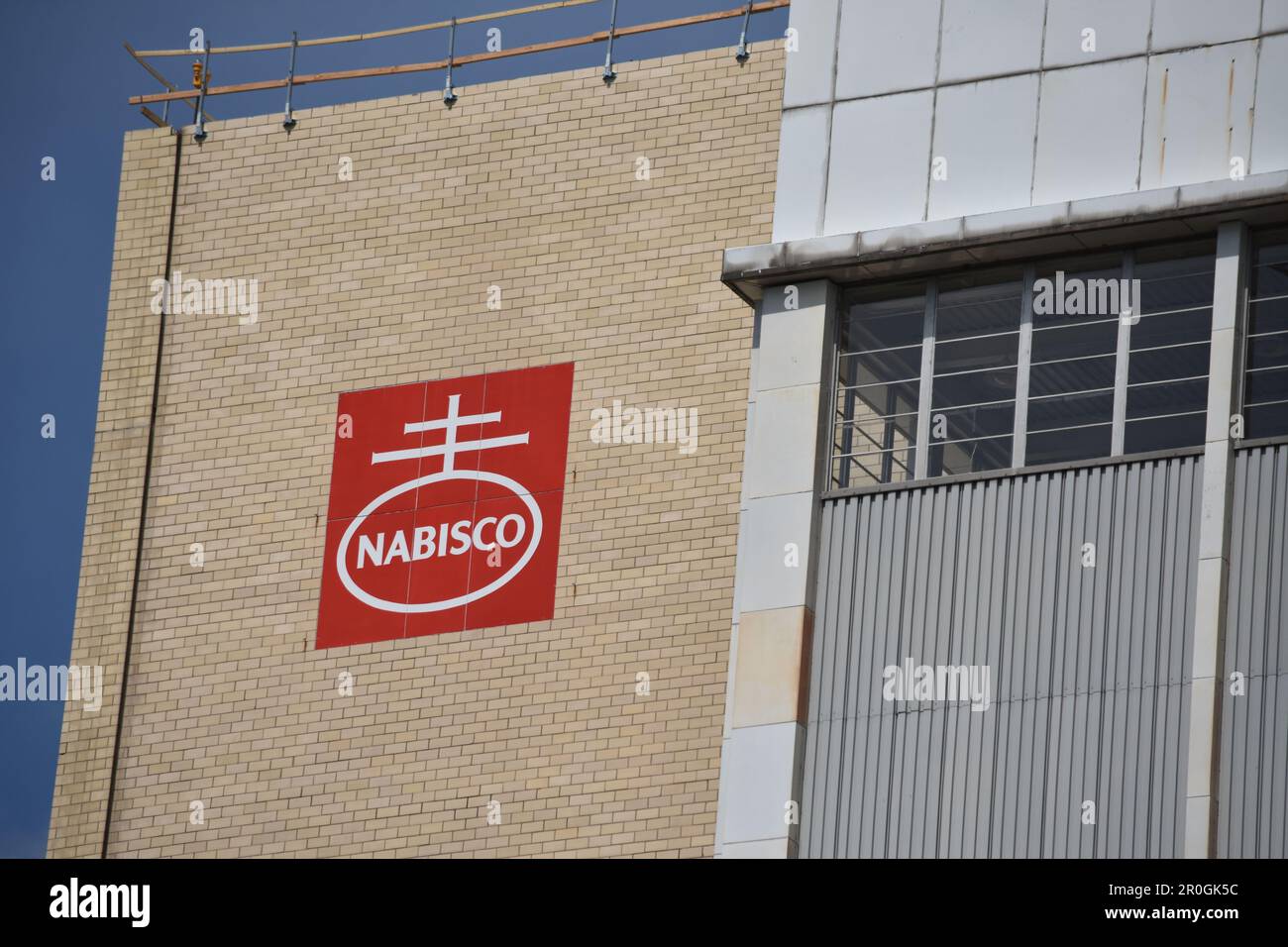 Vue extérieure du bâtiment Nabisco suite à l'annonce de l'annulation de l'implosion. Le développement grec annule l'implosion de l'ancienne tour Nabisco à Fair Lawn. «Après un dialogue approfondi avec les communautés et les entreprises locales, Greek Development a pris la décision de ne pas imploser la partie restante de la tour Nabisco. Nous utiliserons une autre méthode de démolition qui n'inclut pas l'utilisation d'explosifs. La propriété se met en train d'entreprendre le temps et les dépenses supplémentaires pour assurer le bien-être et la tranquillité d'esprit des résidents environnants. » Développement grec Banque D'Images Vue extérieure du bâtiment Nabisco suite à l'annonce de l'annulation de l'implosion. Le développement grec annule l'implosion de l'ancienne tour Nabisco à Fair Lawn. «Après un dialogue approfondi avec les communautés et les entreprises locales, Greek Development a pris la décision de ne pas imploser la partie restante de la tour Nabisco. Nous utiliserons une autre méthode de démolition qui n'inclut pas l'utilisation d'explosifs. La propriété se met en train d'entreprendre le temps et les dépenses supplémentaires pour assurer le bien-être et la tranquillité d'esprit des résidents environnants. » Développement grec Banque D'Images