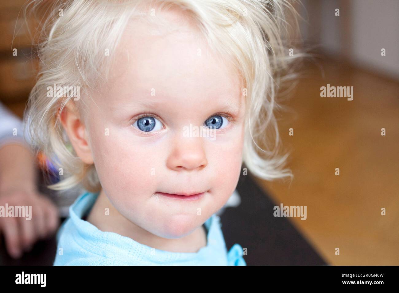 Fille (1 ans) regardant l'appareil photo, Leipzig, Saxe, Allemagne Banque D'Images