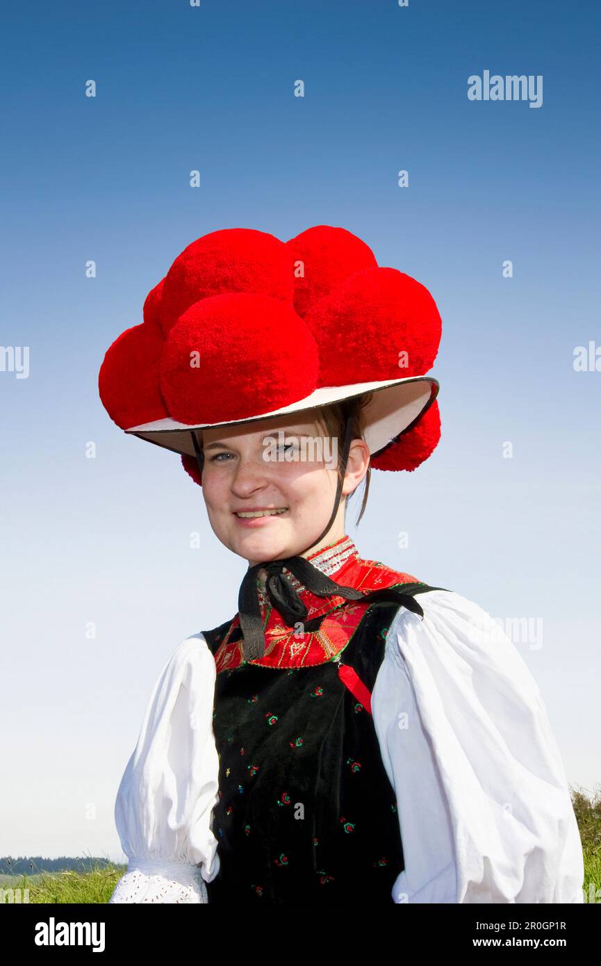 Jeune femme en costume traditionnel, Forêt-Noire, Bade-Wurtemberg, Allemagne, Europe Banque D'Images