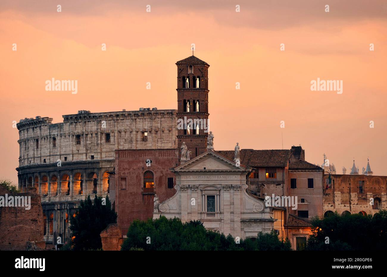 Basilique Sainte-Marie à Cosmedin et Colisée à l'arrière-pays, Rome, Latium, Italie Banque D'Images