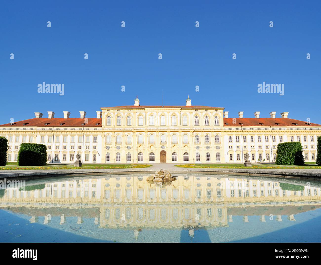 Château Schloss Schleissheim réfléchissant dans le bassin d'eau, Neues Schloss, Schleissheim, Munich, haute-Bavière, Bavière, Allemagne, Europe Banque D'Images