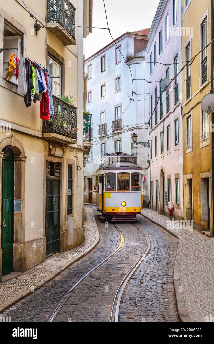 Lisbonne, Portugal - 29 avril 2023 : célèbre tramway jaune dans le quartier d'Alfama, Lisbonne, Portugal Banque D'Images