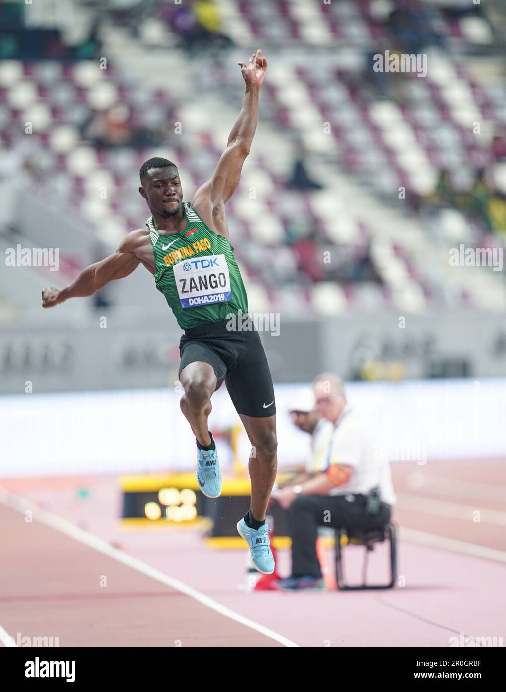 Hugues Fabrice Zango dans le triple saut aux Championnats du monde d'athlétisme de Doha 2019. Banque D'Images