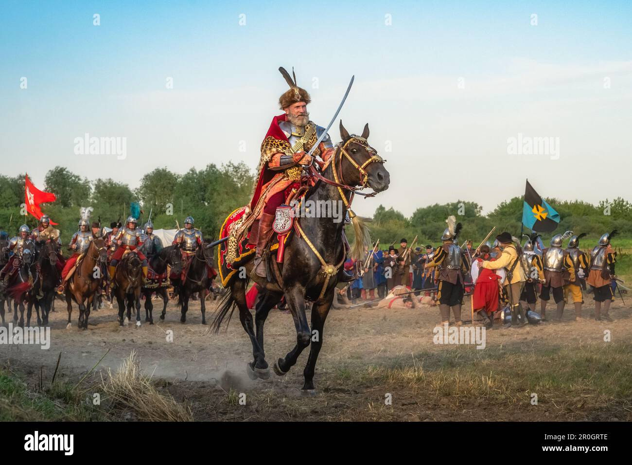 Gniew, Pologne, août 2020 Castellan sur un cheval avec l'épée, menant ses hussars, la cavalerie lourde polonaise, reconstitution historique, bataille de Gniew Banque D'Images