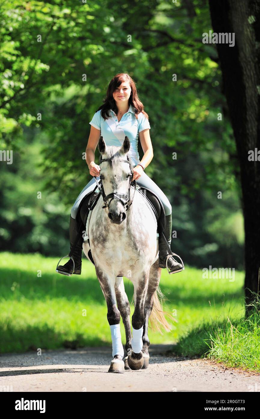 Femme à cheval, Inn Valley, haute-Bavière, Bavière, Allemagne Banque D'Images