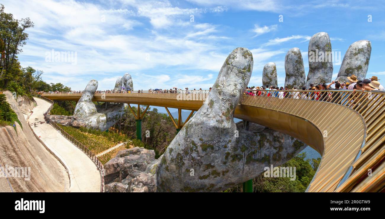 Collines de Bà Nà, Vietnam - 22 août 2018 : le Pont d'Or est un pont piétonnier de 150 m de long dans les collines de Bà Nà, près de Da Nang, Vietnam. Les collines de Bà Nà Banque D'Images