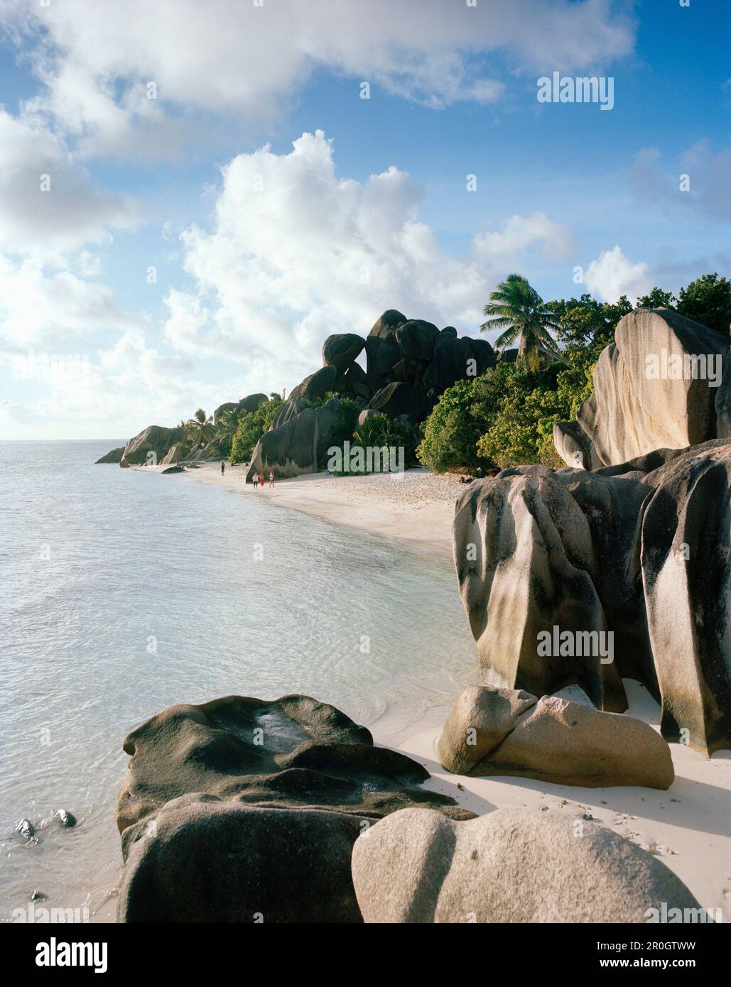 Plage la plus célèbre au monde Anse Source d'argent avec ses roches granitiques, sud-ouest de la Digue, la Digue et îles intérieures, République des Seychelles, Ind Banque D'Images