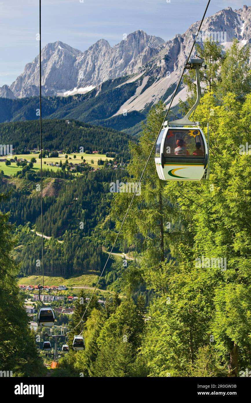 Téléphérique en face de la face sud des montagnes de Dachstein, Styrie, Autriche, Europe Banque D'Images