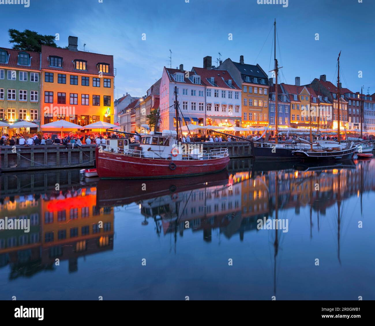 Cafés et restaurants de Nyhavn dans la soirée la lumière, Copenhague, Danemark Banque D'Images