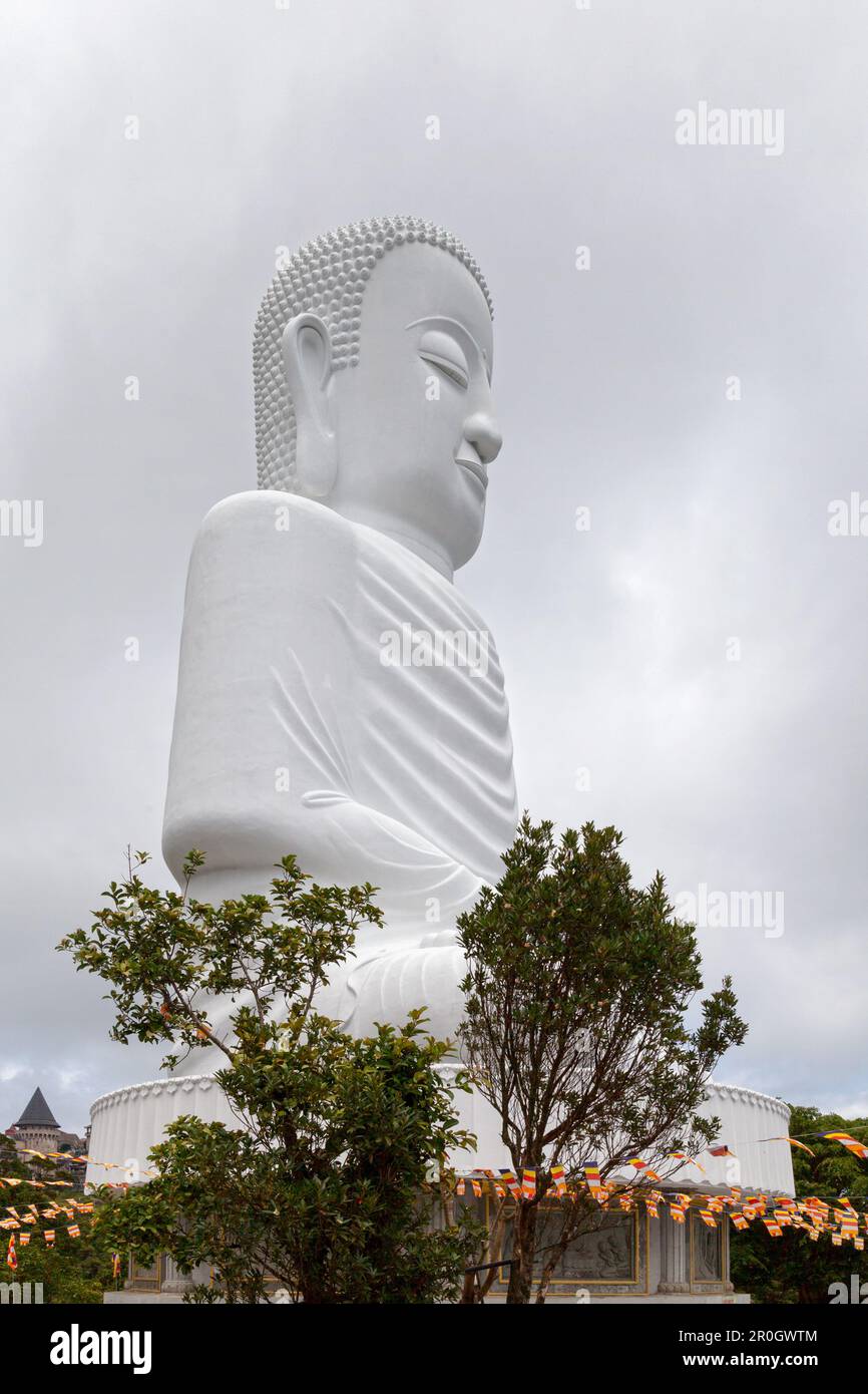 Statue de Bouddha blanc à la Pagode Linh Ung dans les collines de Bà Nà au Vietnam. Banque D'Images