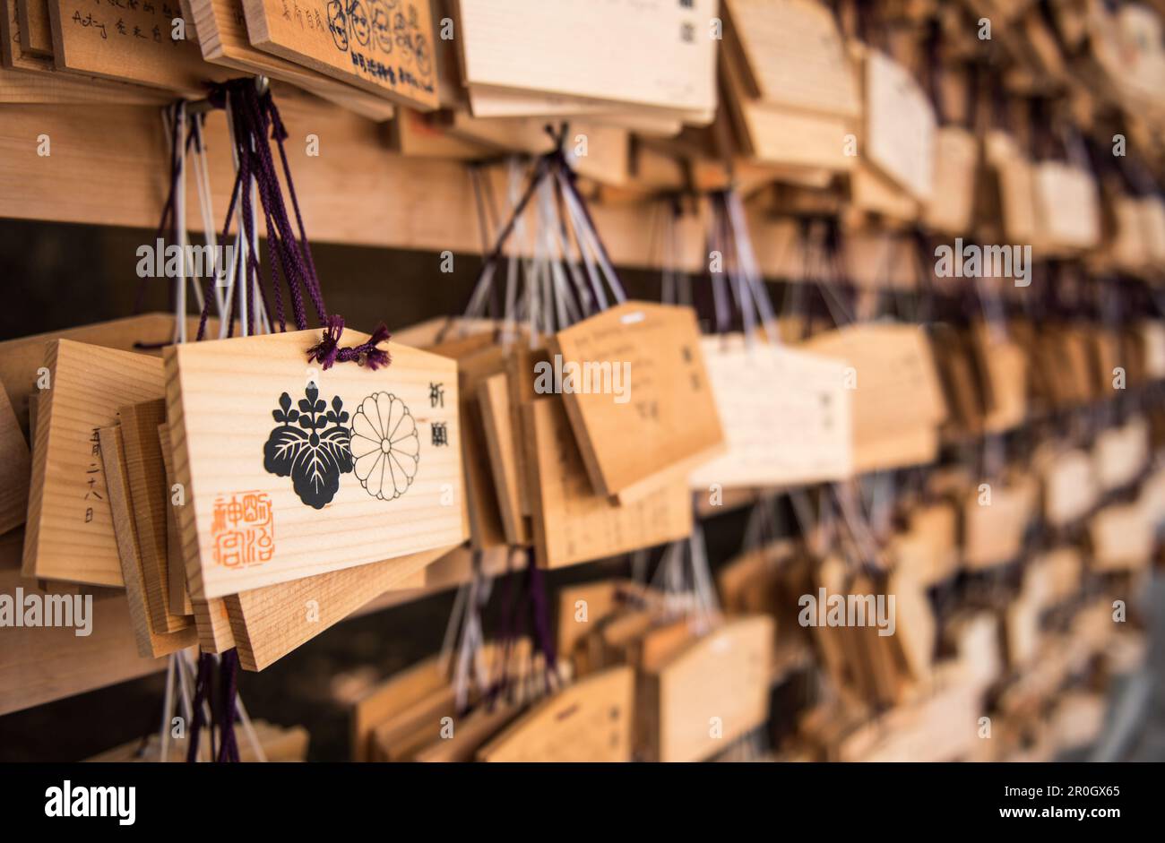 Gros plan des plaques de prière EMA au sanctuaire Meiji. Banque D'Images
