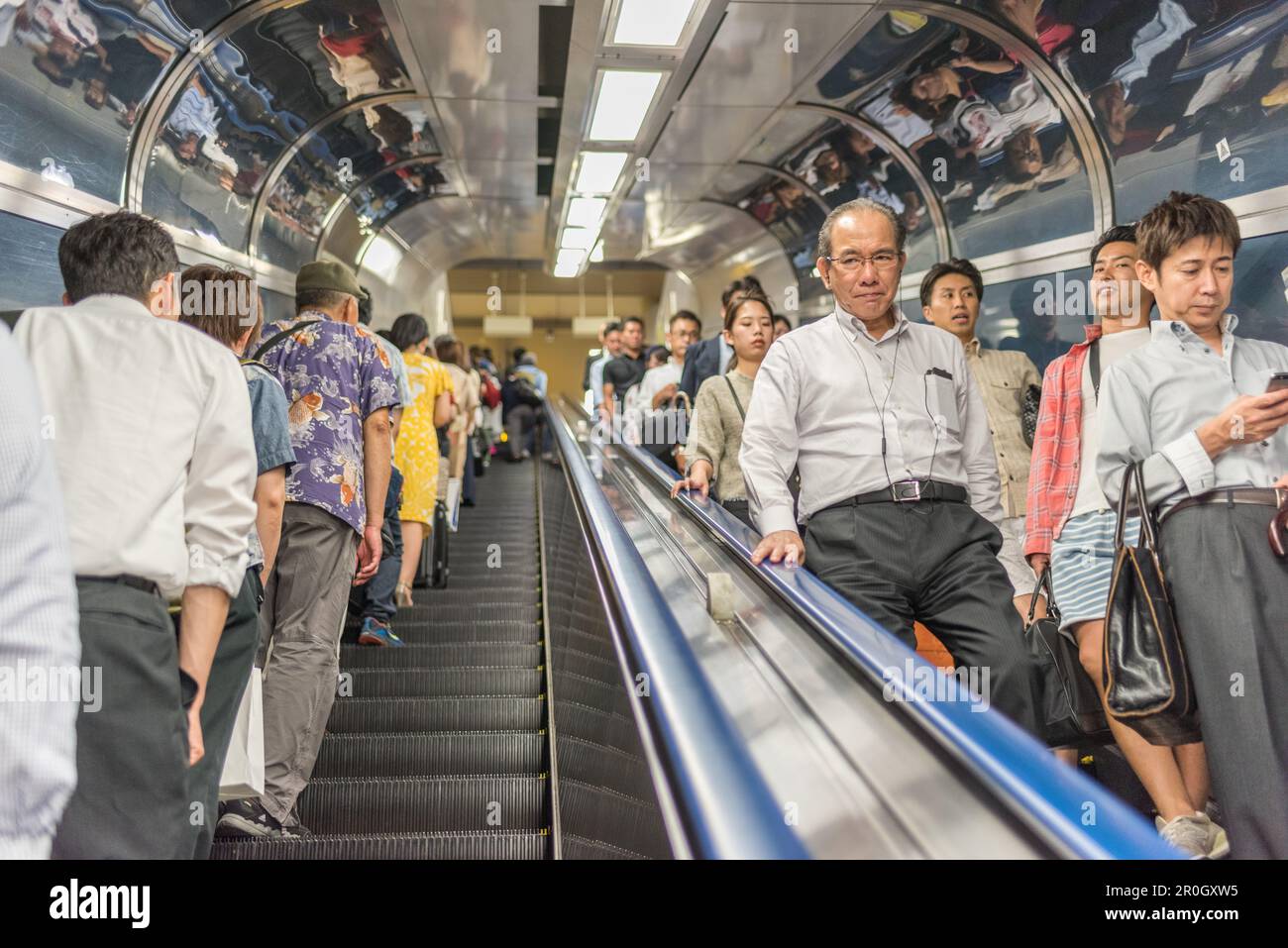 Un homme d'affaires d'âge moyen se rend par le métro de Tokyo. Banque D'Images
