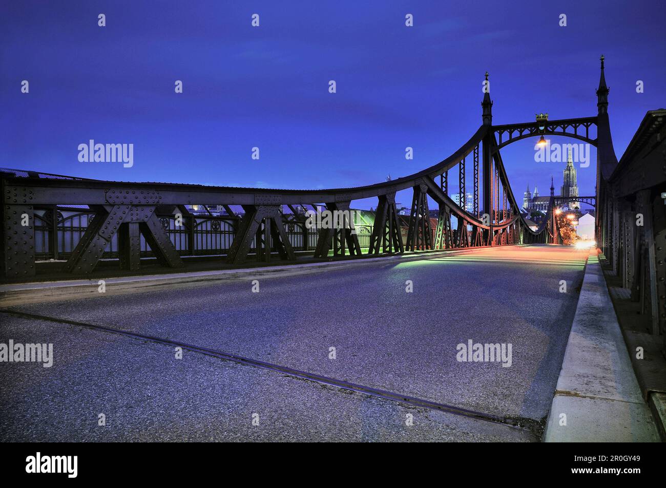 Pont Neutor avec vue sur Ulm Minster la nuit, Ulm, Bade-Wurtemberg, Allemagne Banque D'Images