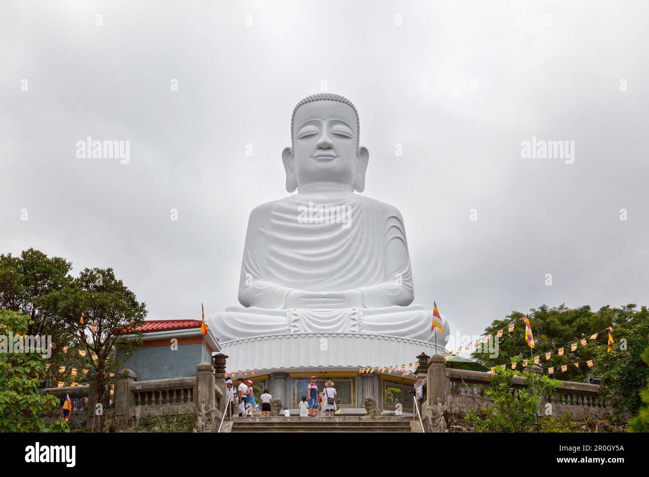 Collines de Bà Nà, Vietnam - 22 août 2018 : statue de Bouddha blanc à la Pagode de l'Ung de Linh, dans les collines de Bà Nà, au Vietnam. Banque D'Images
