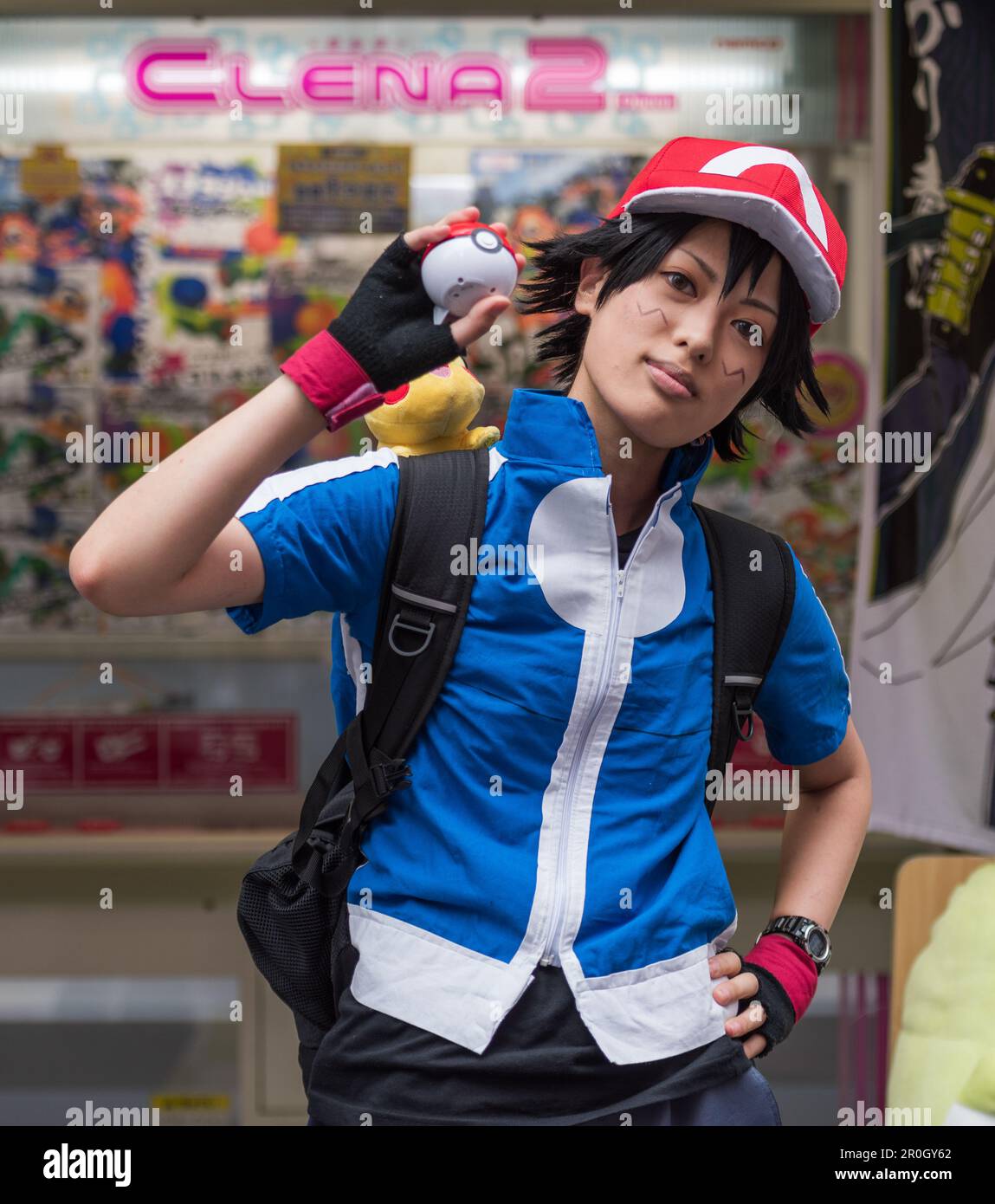 Une jeune fille japonaise s'est habillée comme Ash, l'entraîneur populaire dans le jeu Nintendo Pokemon. Banque D'Images