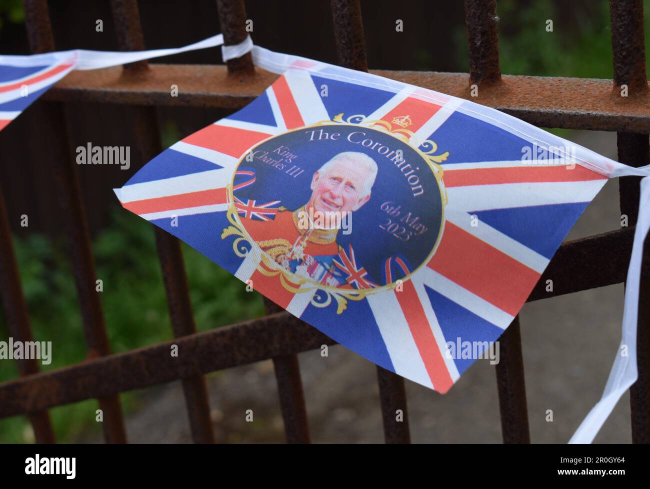 Gros plan du couronnement, montrant l'Union Jack et une photo du roi Charles III Banque D'Images