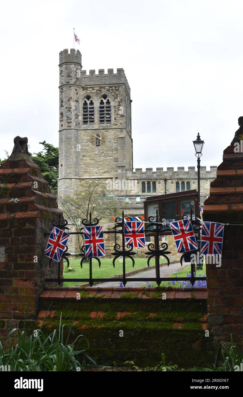 Église Sainte-Marie, Bletchley décorée de banderoles pour le couronnement du roi Charles III Banque D'Images