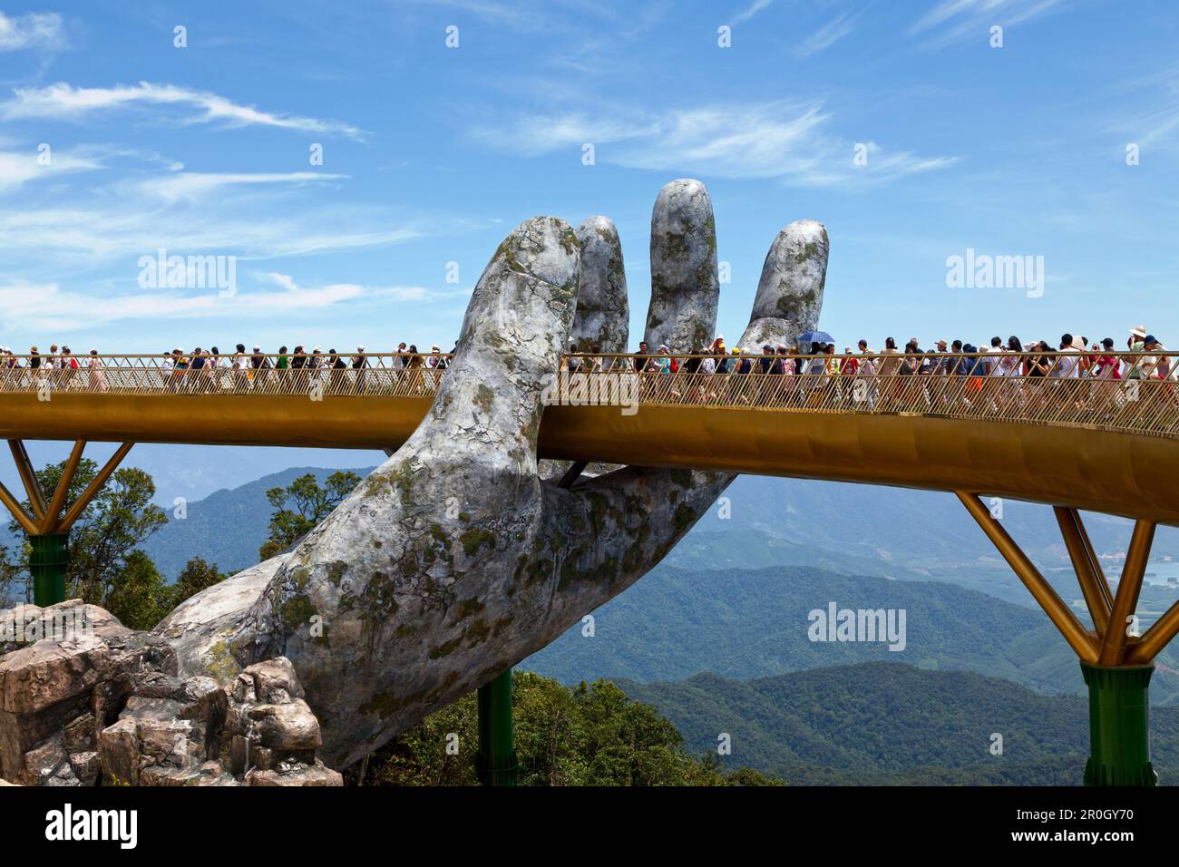 Collines de Bà Nà, Vietnam - 22 août 2018 : le Pont d'Or est un pont piétonnier de 150 m de long dans les collines de Bà Nà, près de Da Nang, Vietnam. Bà Nà Hills est l Banque D'Images