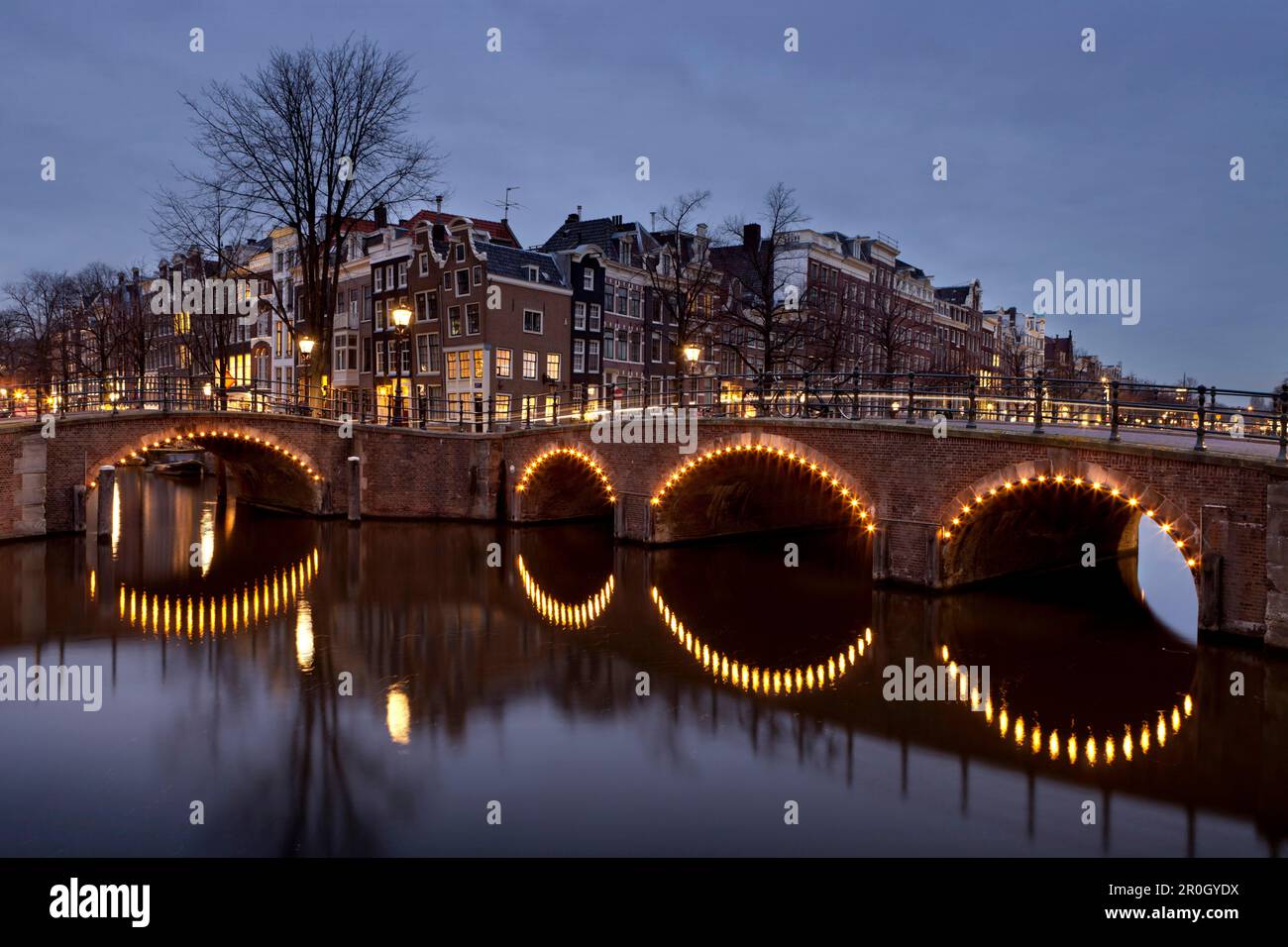 Sept ponts, la convergence de l'un des plus beaux et des canaux, Reguliersgracht Amsterdam, Pays-Bas Banque D'Images