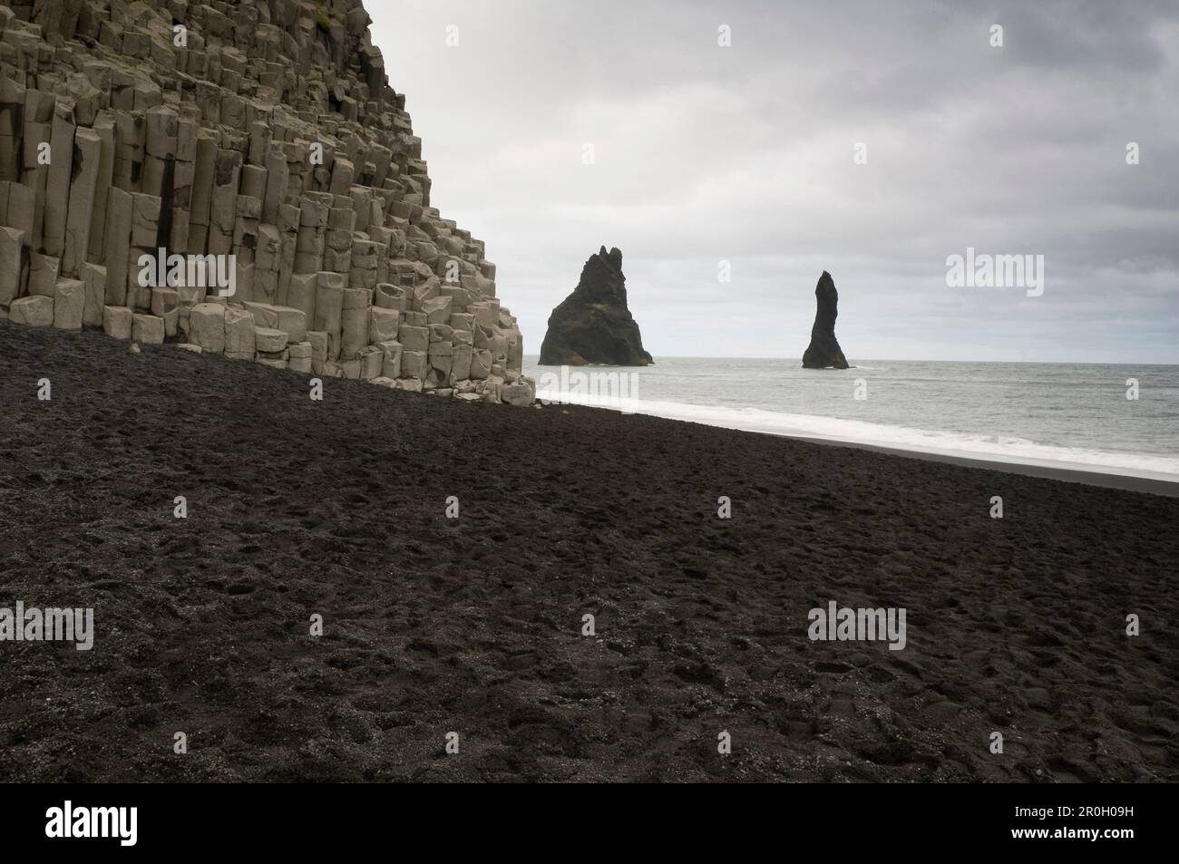 Des formations rocheuses et plage de sable noir près de Vik I Myrdal, Islande, Scandinavie, Europe Banque D'Images