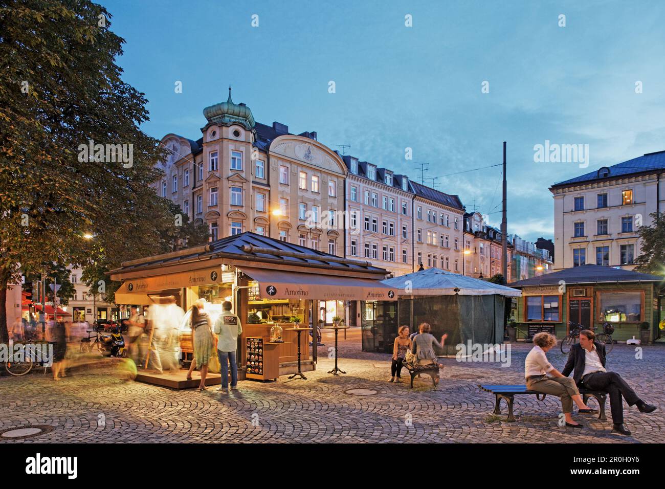 Les personnes à la place Wiener Platz dans la soirée, Haidhausen, Munich, haute-Bavière, Bavière, Allemagne, Europe Banque D'Images