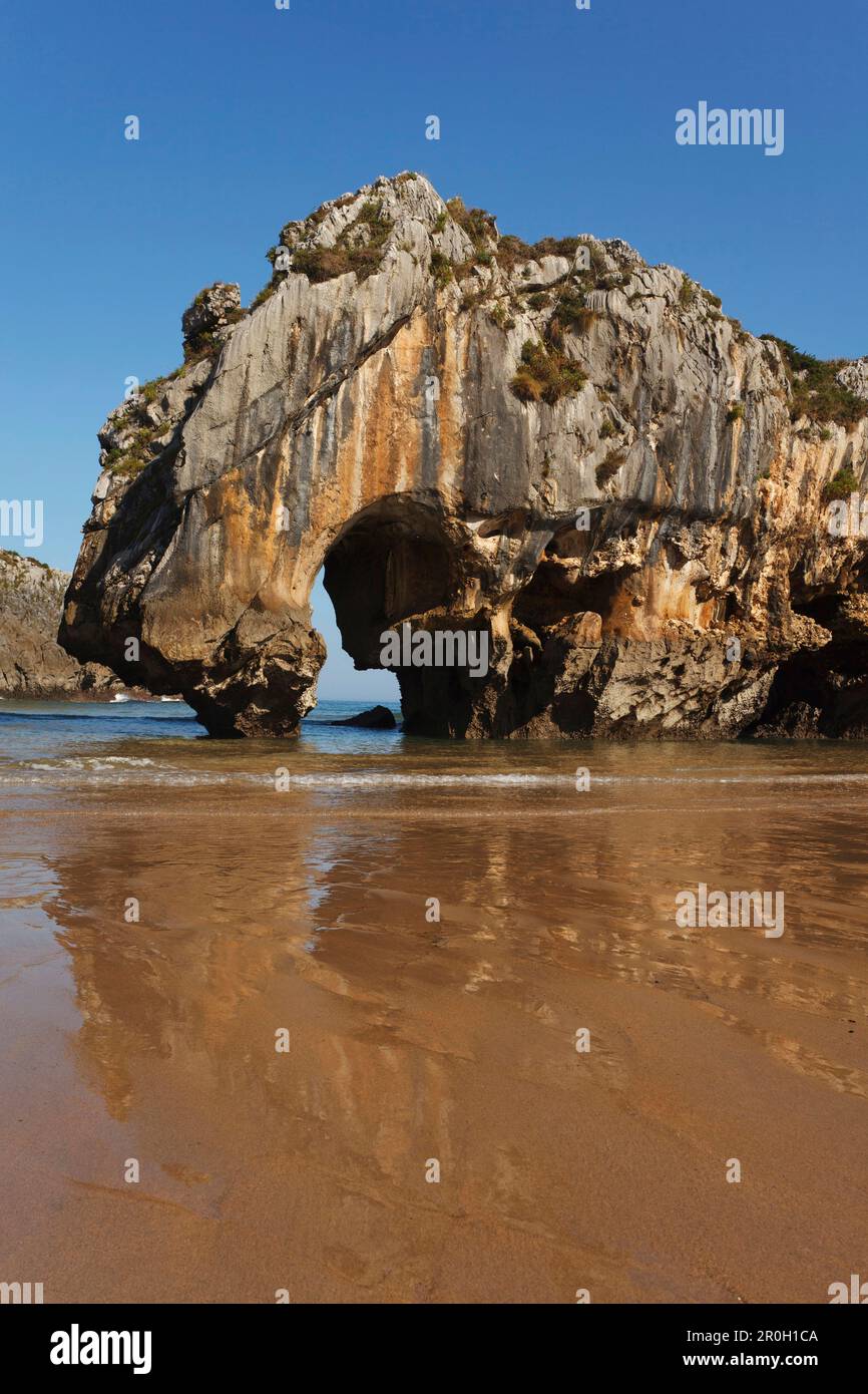 Playa de Cuevas del Mar, plage, formation rocheuse, grottes, arche rocheuse, Côte, océan Atlantique, près de Ribadesella, Camino de la Costa, Camino del Norte, côte Banque D'Images