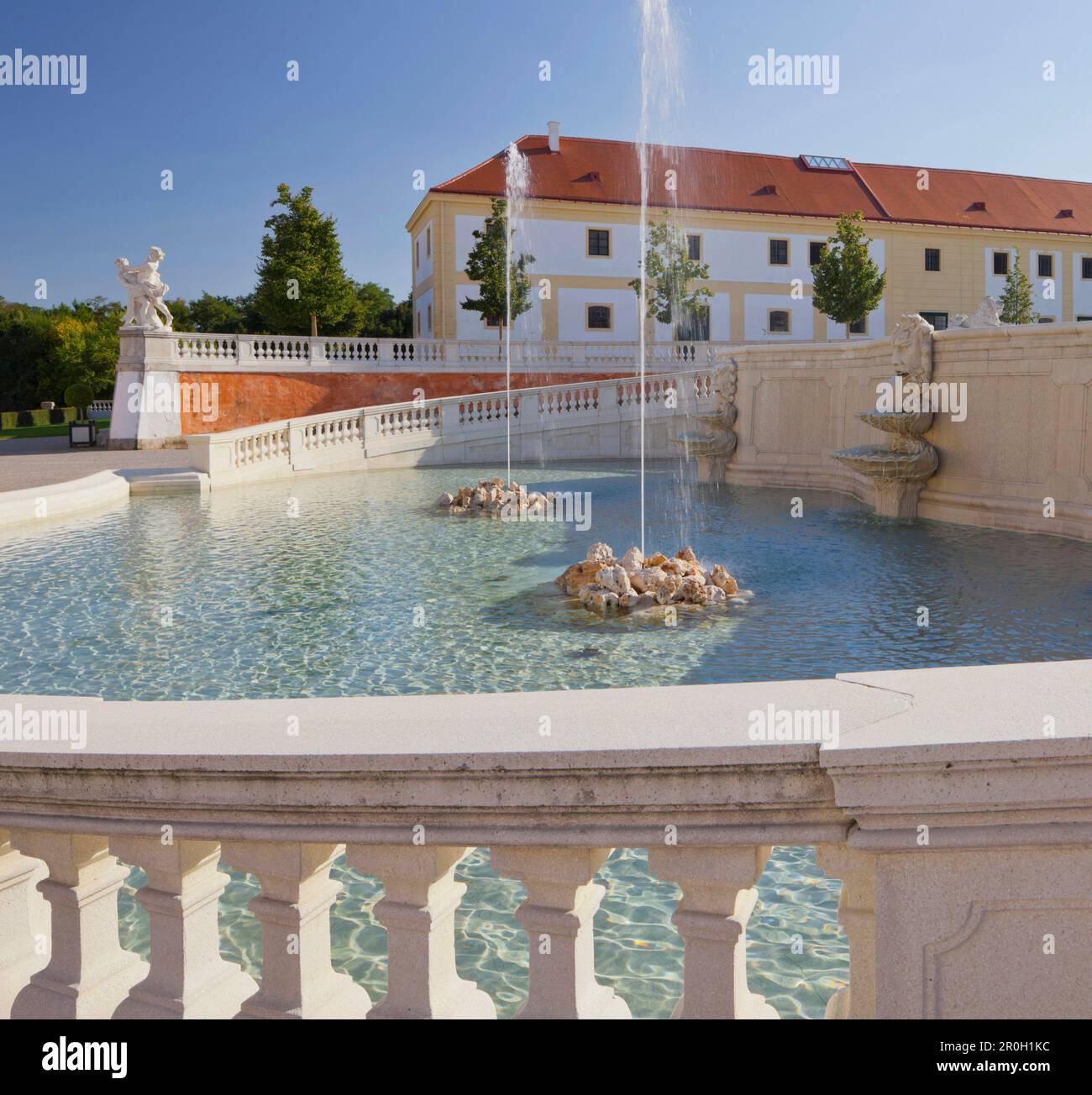 Bassin d'eau au soleil, château Hof, Basse-Autriche, Autriche, Europe Banque D'Images