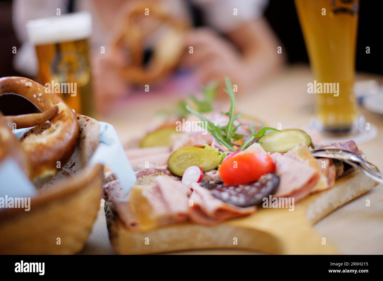 Gros plan d'une collation avec bretzel et bière Banque D'Images