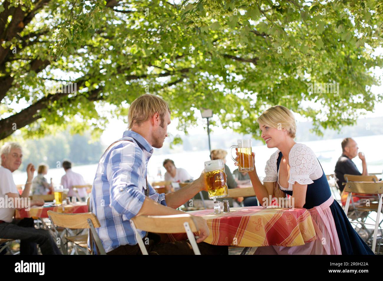 Personnes ayant une bière dans un jardin de bière à Woerthsee, Bavière, Allemagne, Europe Banque D'Images
