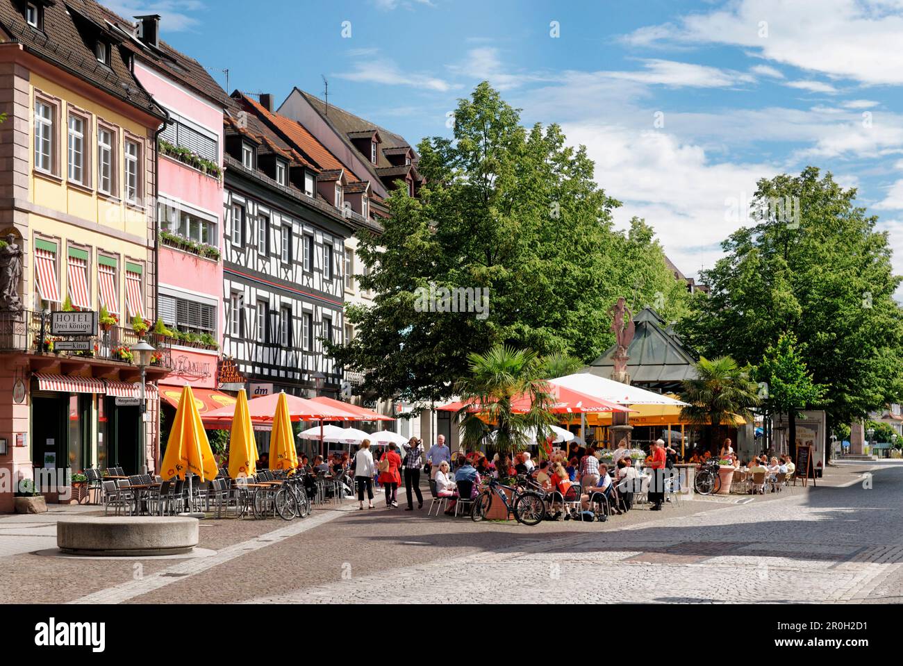 Cafés dans la rue principale, Offenburg, Bade-Wurtemberg, Allemagne, Europe Banque D'Images