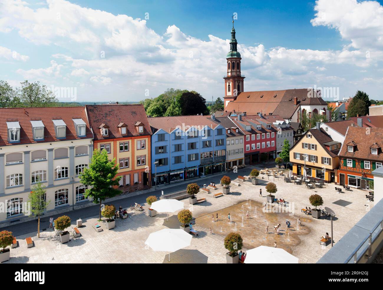 Place du marché avec l'église Sainte-Croix, Offenburg, Bade-Wurtemberg, Allemagne, Europe Banque D'Images