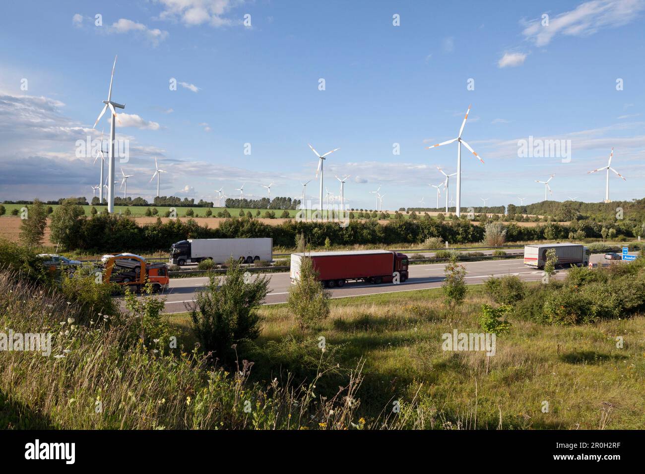 Les éoliennes le long de l'autoroute A2 direction Berlin, Sachsen-Anhalt, Allemagne Banque D'Images