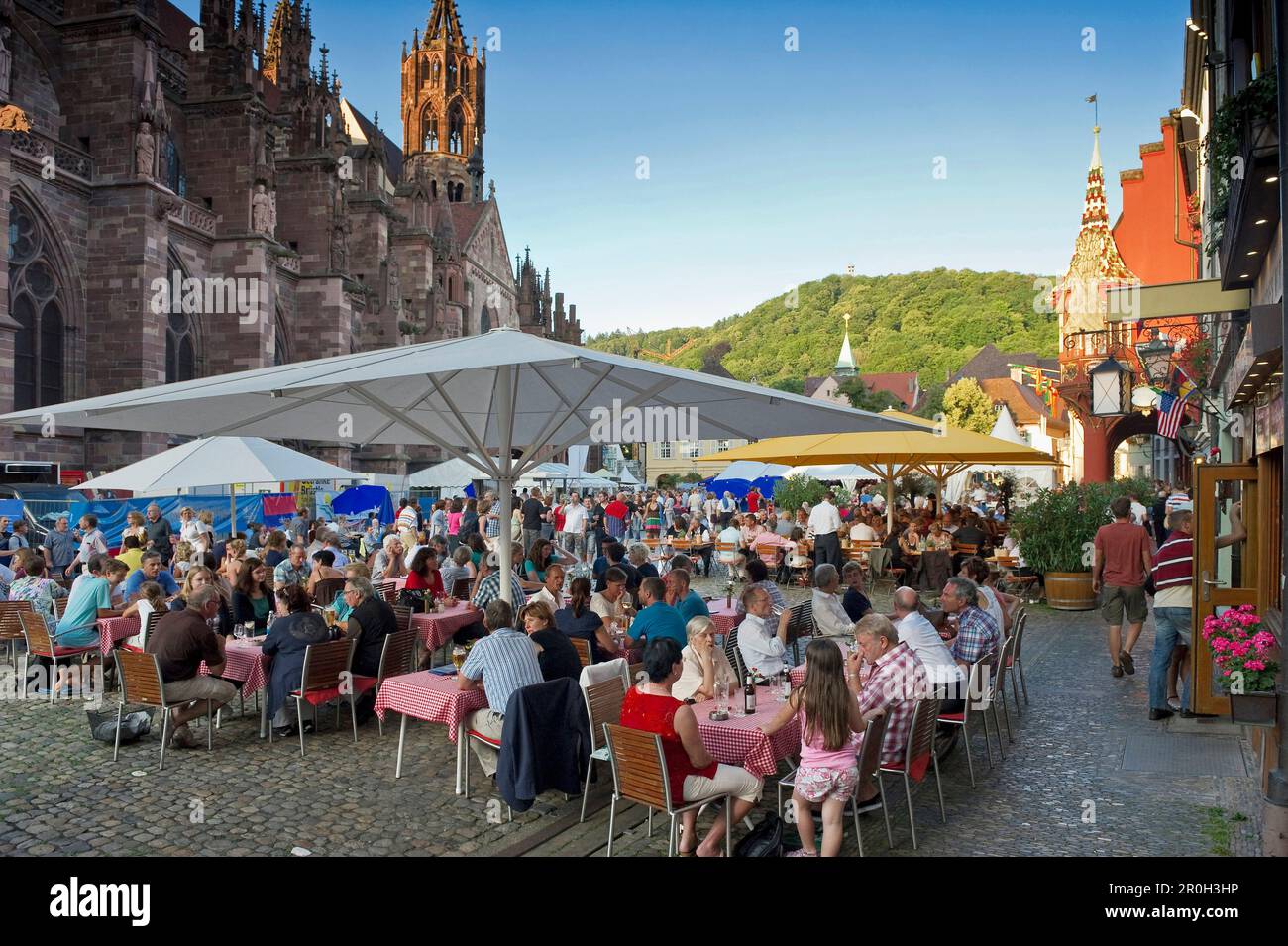 Les gens au festival du vin en face de la cathédrale de Fribourg, Freiburg im Breisgau, Forêt Noire, Bade-Wurtemberg, Allemagne, Europe Banque D'Images