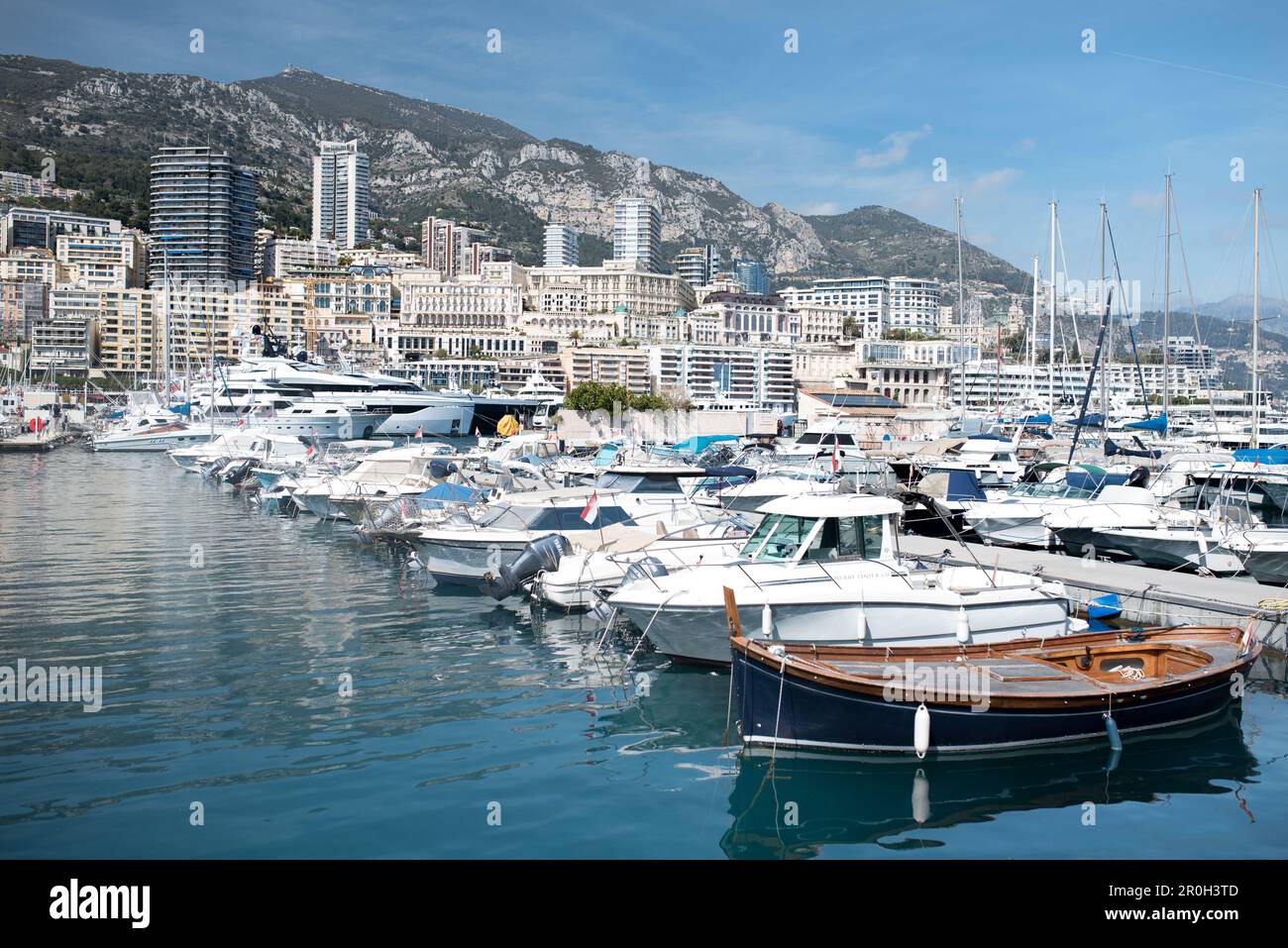 Bateaux amarrés à la marina du Port Hercule de Monaco. Banque D'Images