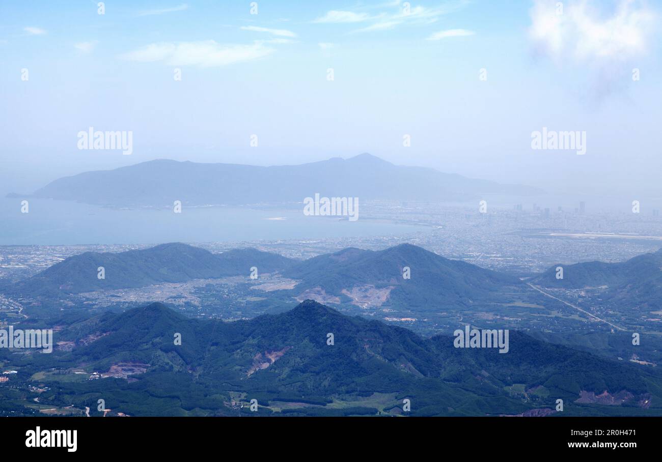 Vue aérienne de Da Nang depuis les collines de Ba Na. Banque D'Images
