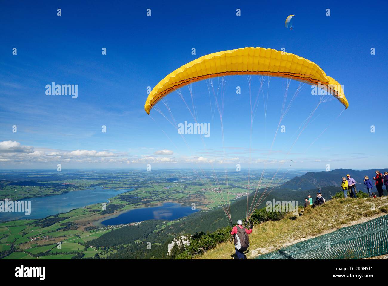 Parapente à partir de Tegelberg, lac Forggensee et lac Bannwaldsee en arrière-plan, Tegelberg, gamme Ammergau, Allgaeu, Swabia, Bavière, Allemagne Banque D'Images