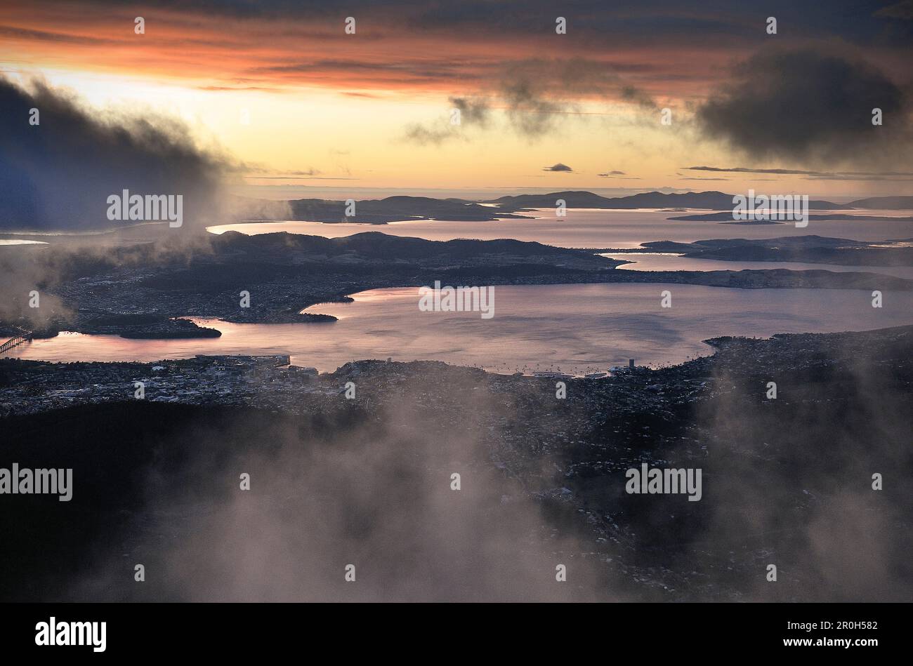 Vue aérienne à Hobart depuis le mont Wellington, lever du soleil et nuages, Hobart, Tasmanie, Australie Banque D'Images