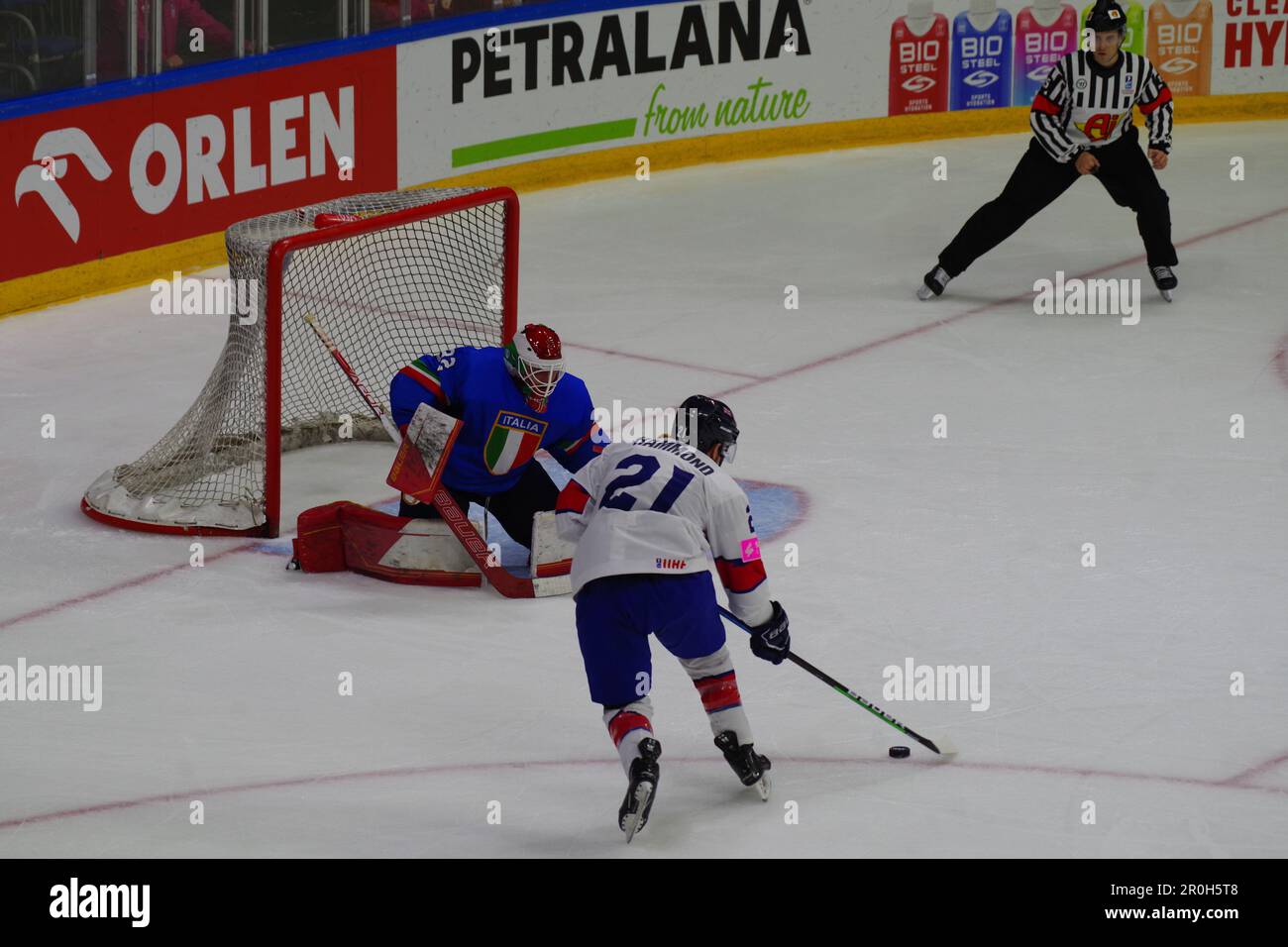 Nottingham, le 5 mai 2023. Mike Hammond, de la Grande-Bretagne, qui a joué pour l'Italie au titre du gardien de but Justin Fazio lors d'un match du Championnat du monde de hockey sur glace 2023 de l'IIHF, division I, groupe A, au Motorpoint Arena de Nottingham. Crédit : Colin Edwards Banque D'Images