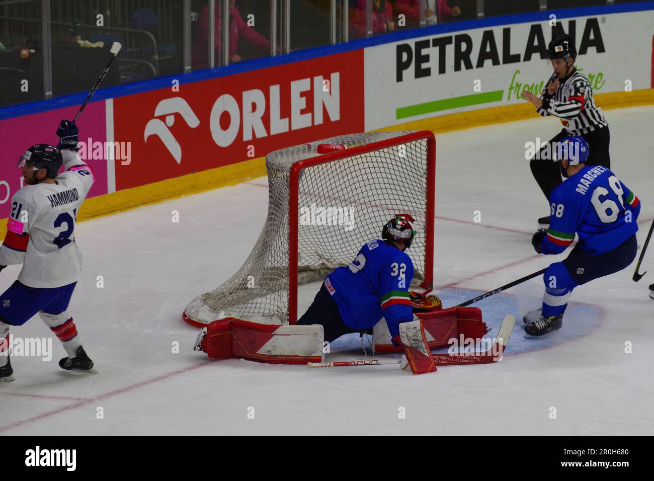 Nottingham, le 5 mai 2023. Mike Hammond, de la Grande-Bretagne, qui a joué pour l'Italie au titre du gardien de but Justin Fazio lors d'un match du Championnat du monde de hockey sur glace 2023 de l'IIHF, division I, groupe A, au Motorpoint Arena de Nottingham. Crédit : Colin Edwards Banque D'Images