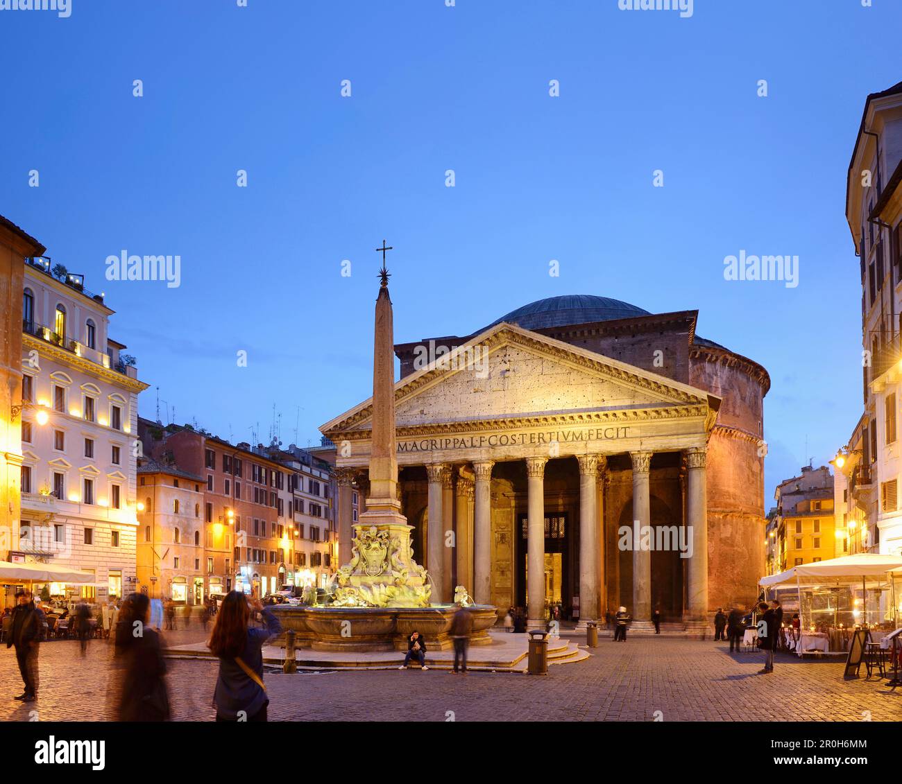 Fontaine sur la Piazza della Rotonda avec le Panthéon la nuit, illuminée, site classé au patrimoine mondial de l'UNESCO Rome, Rome, Latium, Italie Banque D'Images