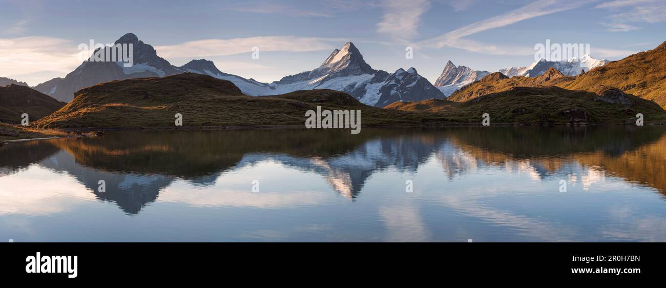 Soleil matinal au-dessus du lac de montagne Bachalpsee avec les sommets de Wetterhorn, Schreckhorn, Finsteraarhorn et Gross Fiescherhorn en arrière-plan, GRI Banque D'Images