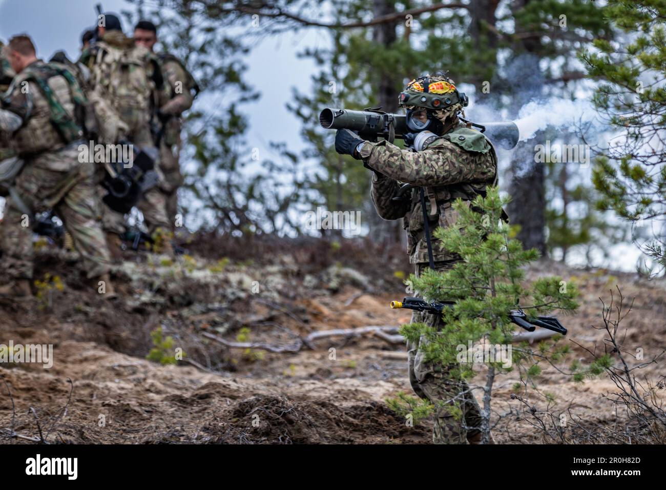 Un soldat letton affecté à la Brigade mécanisée lettonne, tire une ronde simulée à partir d'une arme anti-armure de lumière d'espace confiné de AT4 CS lors de l'exercice Arrow 23 à Niinisalo, Finlande, 5 mai 2023. L'exercice Arrow est un exercice annuel multinational impliquant des forces armées des États-Unis, du Royaume-Uni, de Lettonie, de Lituanie et d'Estonie, qui s'entraînent avec les Forces de défense finlandaises dans des missions de force sur le marché et des exercices de tir en direct de haute intensité afin d'accroître la préparation militaire et de promouvoir l'interopérabilité entre les pays partenaires. (É.-U. Photo de la Garde nationale de l'armée par le Sgt John Schoebel) Banque D'Images