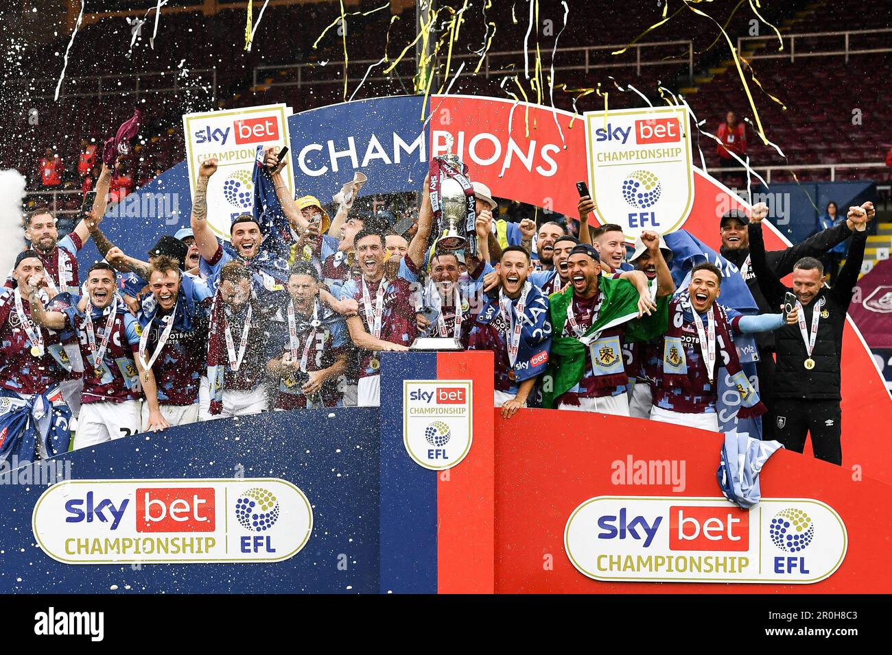 Burnley, Royaume-Uni. 8th mai 2023. Burnley lève le trophée du championnat FEL de pari du ciel pendant le match du championnat de pari du ciel à Turf Moor, Burnley. Crédit photo à lire: Gary Oakley/Sportimage crédit: Sportimage Ltd/Alay Live News Banque D'Images